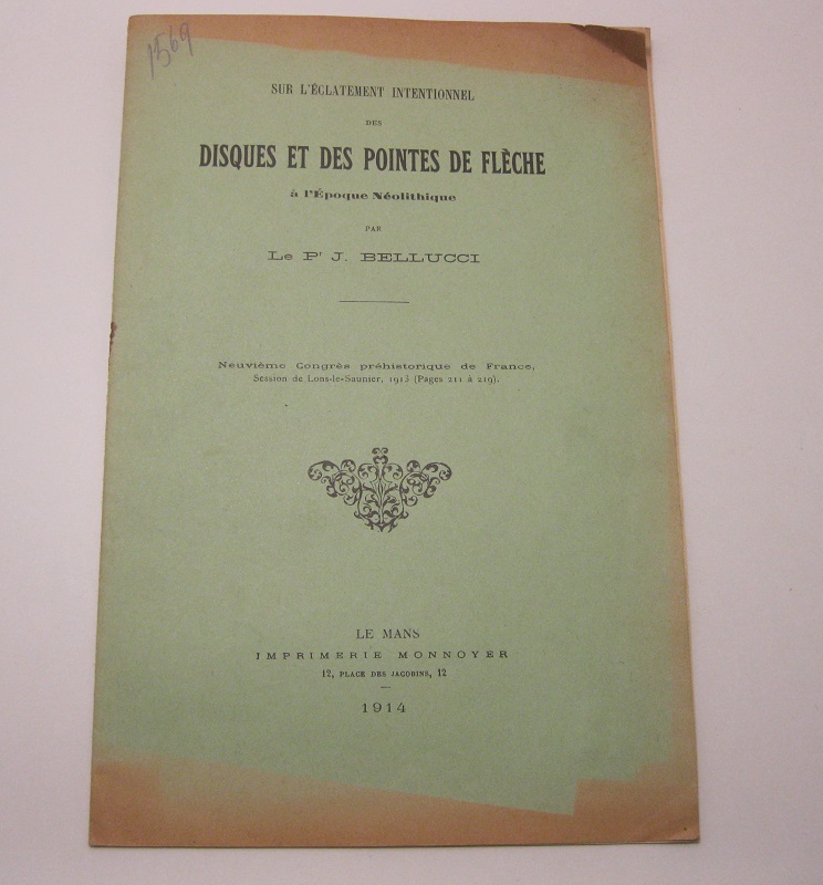 Sur l'éclatement intentionnel des disques et des pointes de flèche à l'époque Néolitique par le Pr. J. Bellucci. Neuvième Congrès préhistorique de France, Session de Lons-le-Saunier (pages 211 à 219)